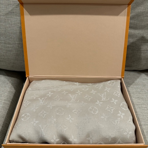 Original Louis Vuitton Shawl Greige - Picture 5 of 10